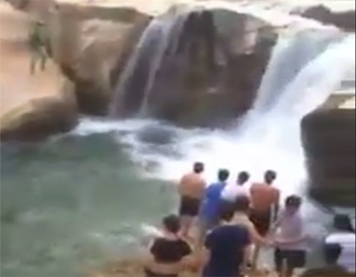 Nam thanh niên bị rơi xuống thác khi chụp ảnh Tết