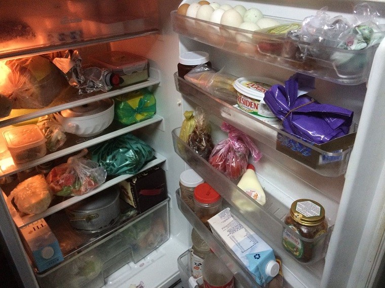 Sử dụng đồ ăn tích trữ trong tủ lạnh dễ bị ngộ độc
