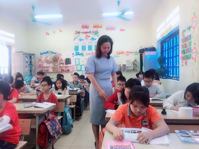 Từ ngày được cắt, giảm hồ sơ sổ sách, cô Lê Thị Mùi có nhiều thời gian quan tâm đến học sinh hơn