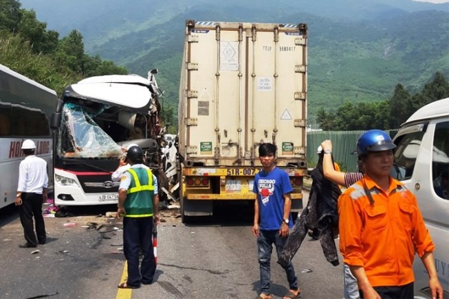 Xe khách đối đầu xe container gần hầm Hải Vân, 11 người bị thương