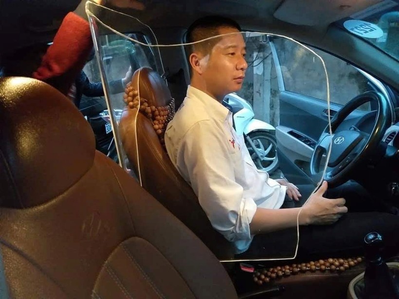 Taxi gắn khoang chắn bảo vệ tài xế: Cục Đăng kiểm Việt Nam nói gì?