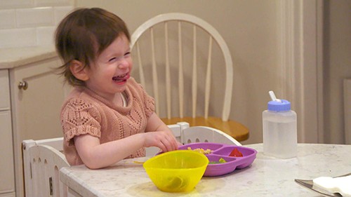 Cả phố học ngôn ngữ khiếm thính để trò chuyện với bé gái 2 tuổi