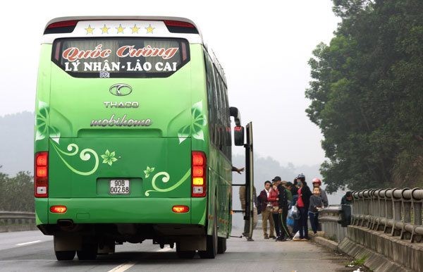 Xe đường dài vô tư dừng trên cao tốc Nội Bài - Lào Cai bắt khách
