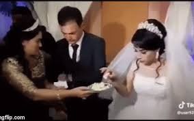Video: Chú rể bất ngờ tung cú tát "trời giáng" vào mặt cô dâu trong đám cưới
