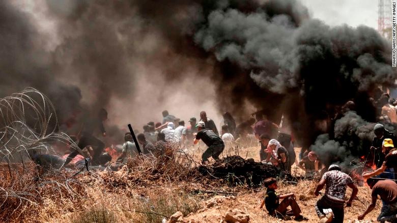 Người Palestine đụng độ với các lực lượng quân sự Israel ở biên giới giữa dải Gaza và Israel ngày 14/5/2018