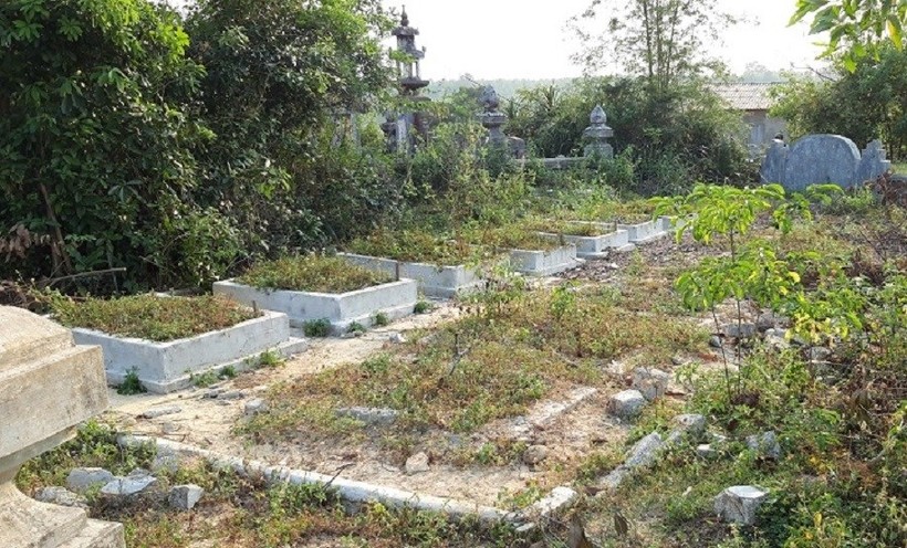Hàng loạt mộ giả trong phạm vi dự án mở rộng sân bay Phú Bài thuộc xã Thủy Phù đã được người dân tự tháo dỡ sau khi bị phát hiện