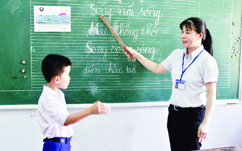 Cô Nguyễn Thị Ngọc Huệ dạy học sinh ngôn ngữ ký hiệu.	(Ảnh nhân vật cung cấp)