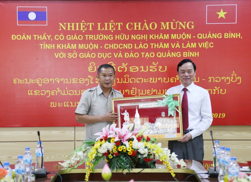 Đoàn công tác Trường Hữu nghị Khăm Muộn tặng quà lưu niệm cho đại diện lãnh đạo Sở GD&ĐT Quảng Bình