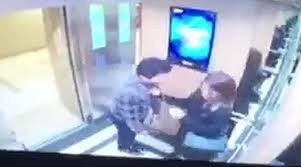 Người đàn ông ép sát cô gái vào vách thang máy và có những hành vi xúc phạm cơ thể cô gái trẻ
ẢNH CẮT TỪ CLIP