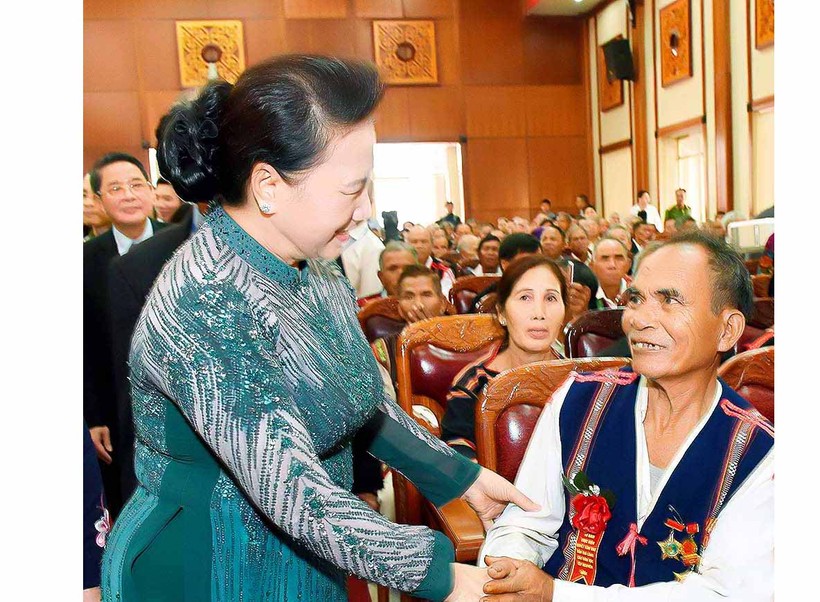 Chủ tịch Quốc hội Nguyễn Thị Kim Ngân thăm hỏi Già làng dự hội nghị