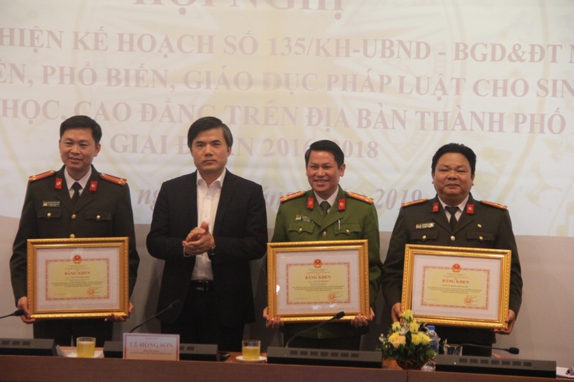 Thừa ủy quyền của Bộ trưởng Bộ GD&ĐT, ông Bùi Văn Linh trao Bằng khen cho các tập thể và cá nhân có thành tích xuất sắc