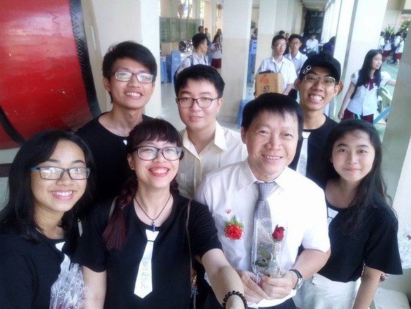 Thầy Huỳnh Ngô Thanh Dũng với các học trò - Ảnh: Quỳnh Như