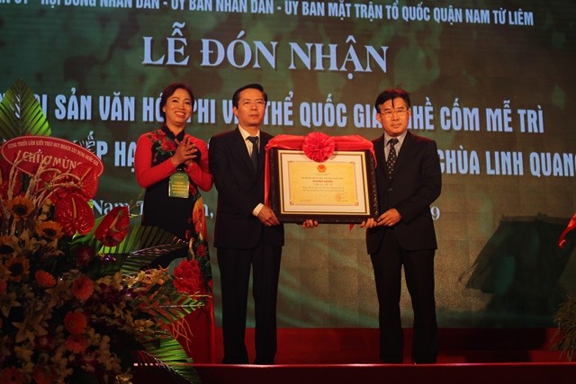 Phó Cục trưởng Cục Di sản (Bộ VH-TT&DL) Nông Quốc Thành trao bằng công nhận Di sản văn hóa phi vật thể quốc gia nghề Cốm Mễ Trì cho đại diện quận Nam Từ Liêm