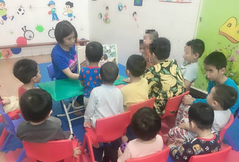 Cô Nguyễn Thùy Linh trong giờ lên lớp với những học trò “đặc biệt”  	 Ảnh nhân vật cung cấp