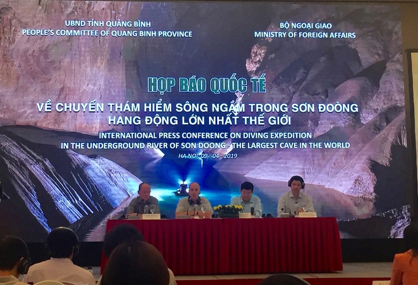 Thành viên nhóm lặn và lãnh đạo UBND tỉnh Quảng Bình chia sẻ thông tin tại họp báo.