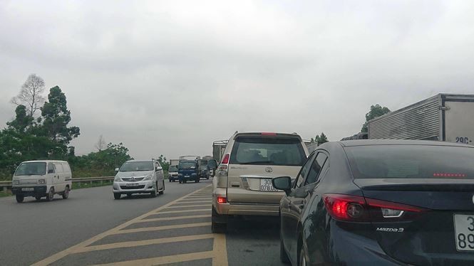 Ô tô ùn tắc hàng km trên cao tốc Hà Nội - Bắc Giang 