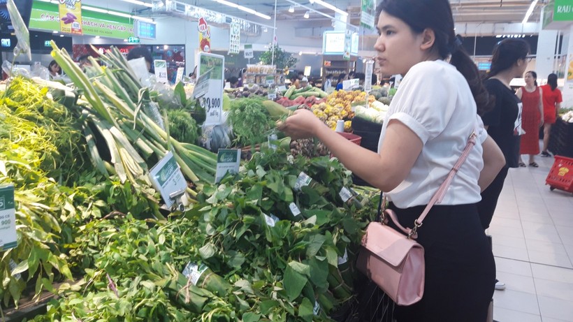 Hiện rất nhiều siêu thị đã sử dụng lá chuối để gói rau