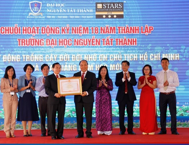Thủ tướng Chính phủ Nguyễn Xuân Phúc tặng bằng khen cho Trường ĐH Nguyễn Tất Thành vì đã có thành tích xuất sắc trong đào tạo nguồn nhân lực cho xã hội