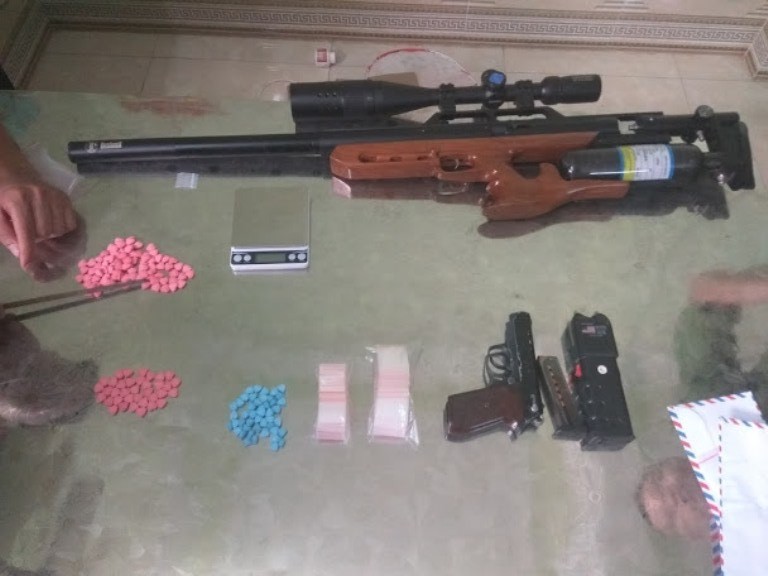 Bắt nhóm “kiều nữ” sử dụng ma túy trong khách sạn, thu nhiều vũ khí