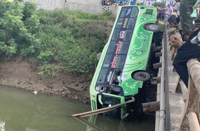 Thanh Hóa:  Tạm giam tài xế xe khách lao xuống sông khiến 2 người chết