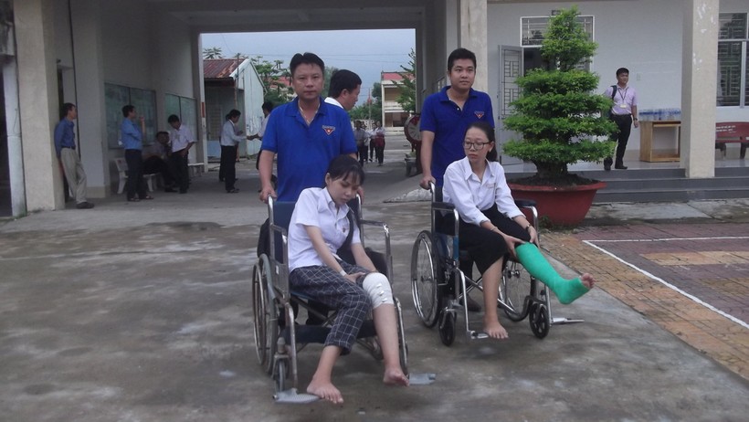 Em Nguyễn Hồng Nhi, học sinh Trường THPT Nguyễn Văn Nguyễn (Thới Bình) đang bó chân màu trắng

