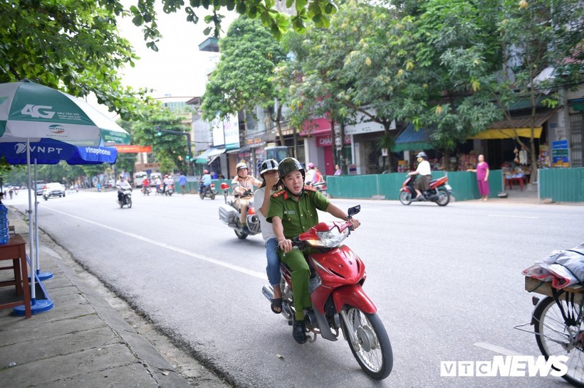 Đại úy công an "hộ tống" nữ sinh Hà Giang kịp giờ thi: "Lúc tôi đến nhà, thí sinh còn đang ngủ"