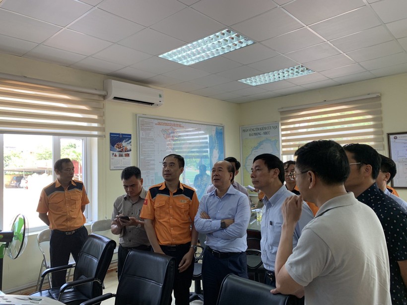 Thứ trưởng Bộ GTVT Nguyễn Văn Công chỉ đạo công tác tìm kiếm cứu nạn vụ va chạm trên vùng biển Bạch Long Vỹ (Hải Phòng).​
