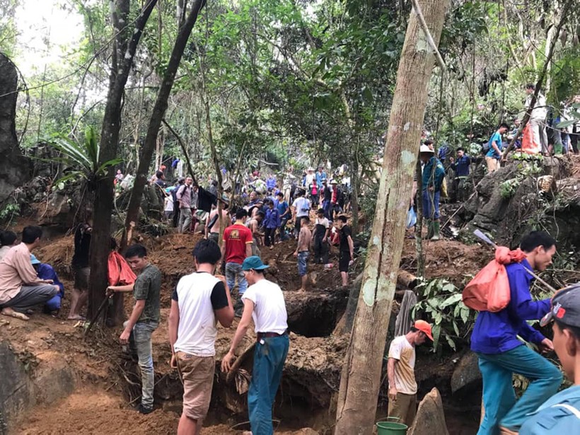 Hàng trăm người đổ vào rừng đào bới tìm vận may