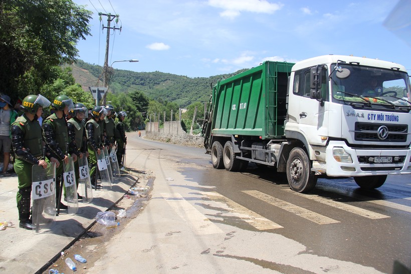 Lực lượng công an “thông đường” cho xe chở rác vào bãi rác Khánh Sơn