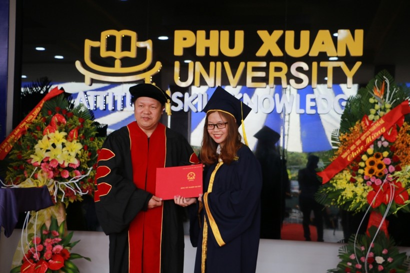TS. Đàm Quang Minh trao bằng cho sinh viên tốt nghiệp khóa 2019


