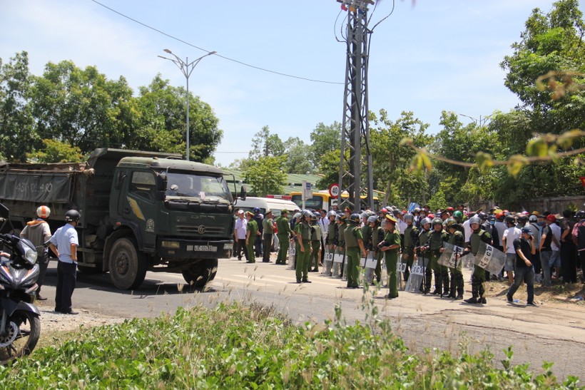 Ngày 8/7, lực lượng công an TP Đà Nẵng phải “thông đường” để xe chở rác vào bãi rác Khánh Sơn, giải phóng hơn 1.500 tấn rác ùn ứ trong các khu dân cư