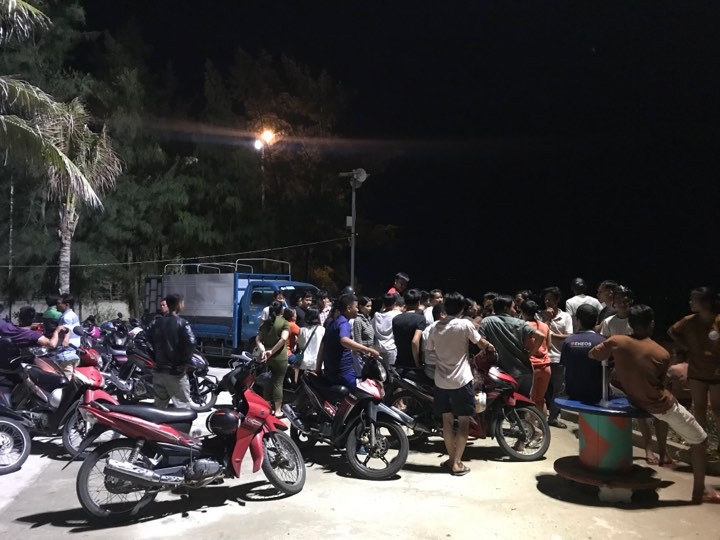  Rất đông người dân tập trung tại khu vực bãi tắm Tân Trà theo dõi vụ việc.