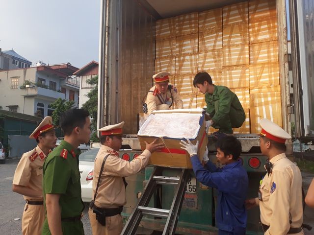 Lực lượng cảnh sát đang kiểm đếm lượng nội tạng trên container.