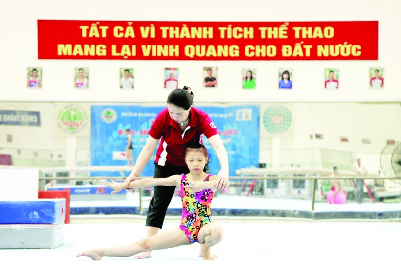 Huấn luyện viên Nguyễn Thị Thanh Thúy tận tình chỉ bảo từng động tác cho học sinh
