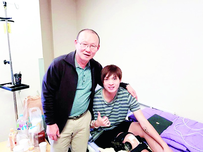 Huấn luyện viên Park Hang-Seo động viên Tuấn Anh trong quá trình điều trị