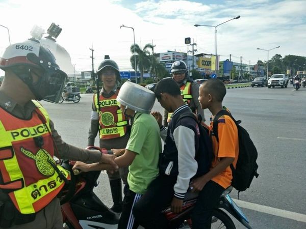 Khi bị cảnh sát giao thông bắt dừng xe, nam sinh ngồi giữa đã lấy nồi đang đội trên đầu mình "chụp" lên đầu bạn phía trước.