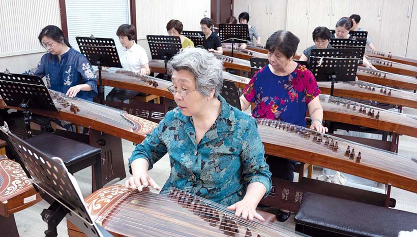 Sinh viên học nhạc cụ truyền thống Trung Quốc tại một trường học dành cho người già trên đường Nantangbang ở Thượng Hải. 	Ảnh: Chinadaily