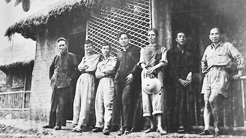 Bức ảnh chụp bảy văn nghệ sĩ trước trụ sở Hội Văn nghệ ở xóm Chòi (Thái Nguyên) - một bức ảnh nổi tiếng của Trần Văn Lưu.
