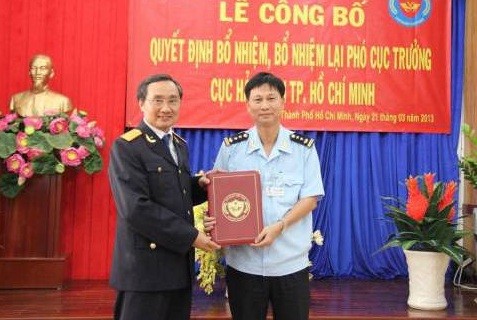 Ông Phạm Quốc Hùng - Phó cục trưởng Hải quan TP.HCM (bên phải).