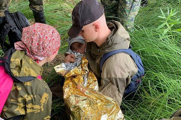 Đội cứu hộ đã sưởi ấm, truyền nước cho Kolya ngay khi tìm thấy cậu bé.