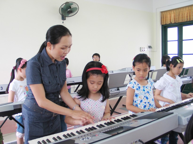 Giờ âm nhạc tại Trường Tiểu học Lý Thái Tổ, Hà Nội. Ảnh: Hữu Cường