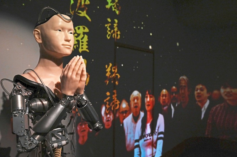 Nhà sư robot tại đền thờ Kodaiji. Ảnh: AFP