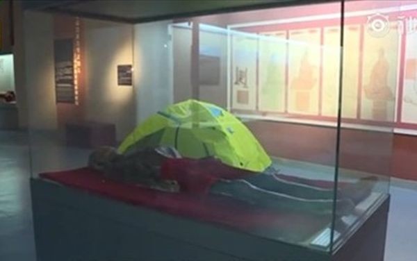 Trải nghiệm ngủ qua đêm gần xác ướp và xương khủng long trong bảo tàng không dành cho người yếu tim. Ảnh: Pear Video.