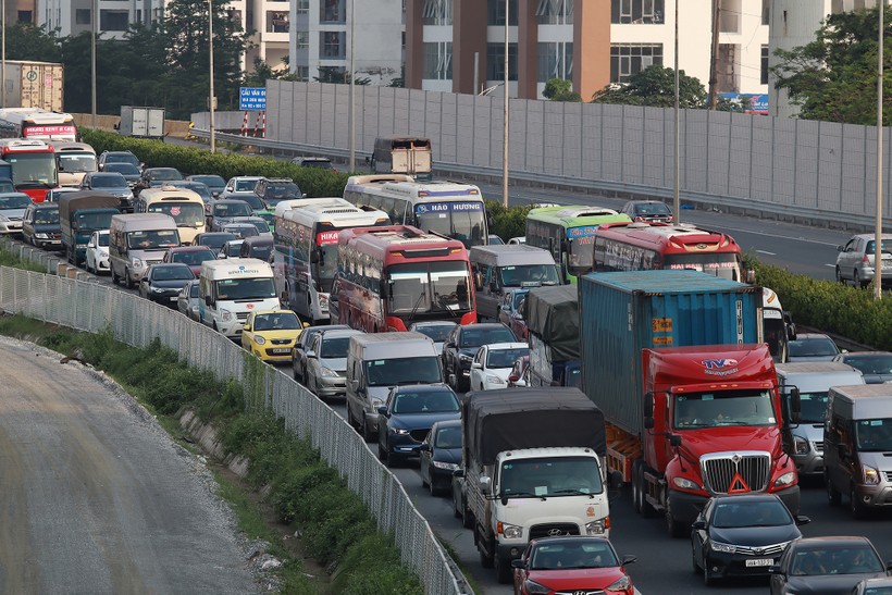 Mật độ dày đặc của các phương tiện giao thông tại cửa ngõ phía Nam Hà Nội. Ảnh: Thế Đại