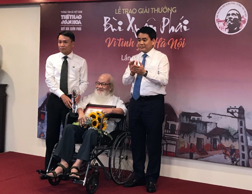 PGS.TS.NGƯT Nguyễn Thừa Hỷ nhận Giải thưởng Lớn - Vì tình yêu Hà Nội ở tuổi 83. Ảnh: Bình Thanh
