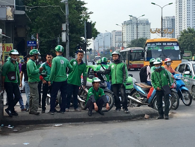 Xe ôm mặc đồng phục Grap chờ chở khách ở Bến xe Giáp Bát (Hà Nội)