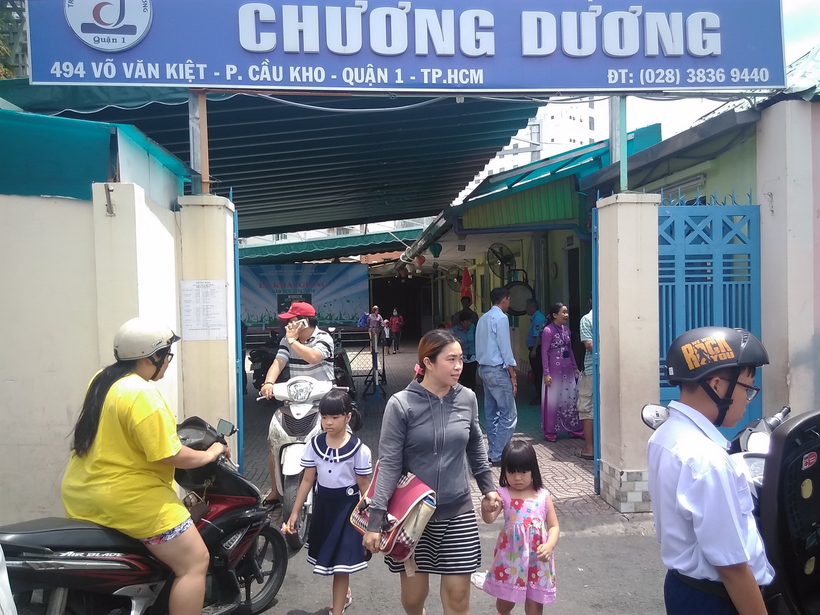 Hằng ngày phụ huynh Trường TH Chương Dương vẫn phải đưa đón con đi học tại cơ sở Nguyễn Trãi, Quận 1