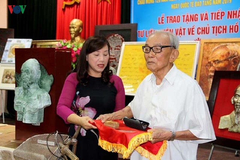 Người dân trao tặng hiện vật cho Bảo tàng Hồ Chí Minh.
