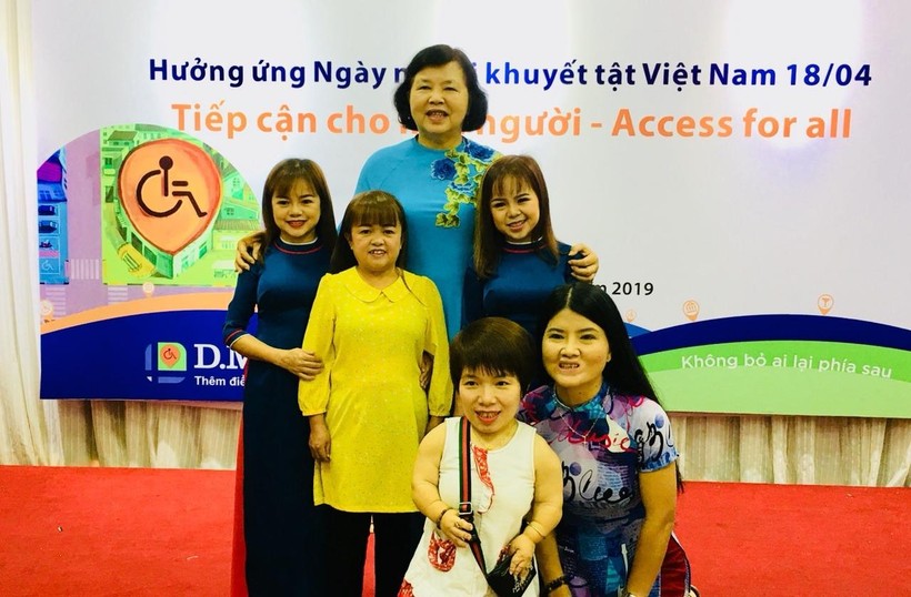 NGND.TS Đặng Huỳnh Mai cùng các học sinh khuyết tật trong một sự kiện hưởng ứng ngày người khuyết tật Việt Nam