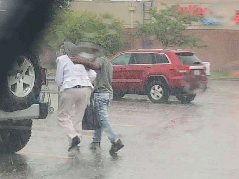 Cậu bé bị cảnh sát "truy nã" vì hành động quá tốt bụng với một bà lão dưới trời mưa (Ảnh: Sở cảnh sát thành phố Independence).